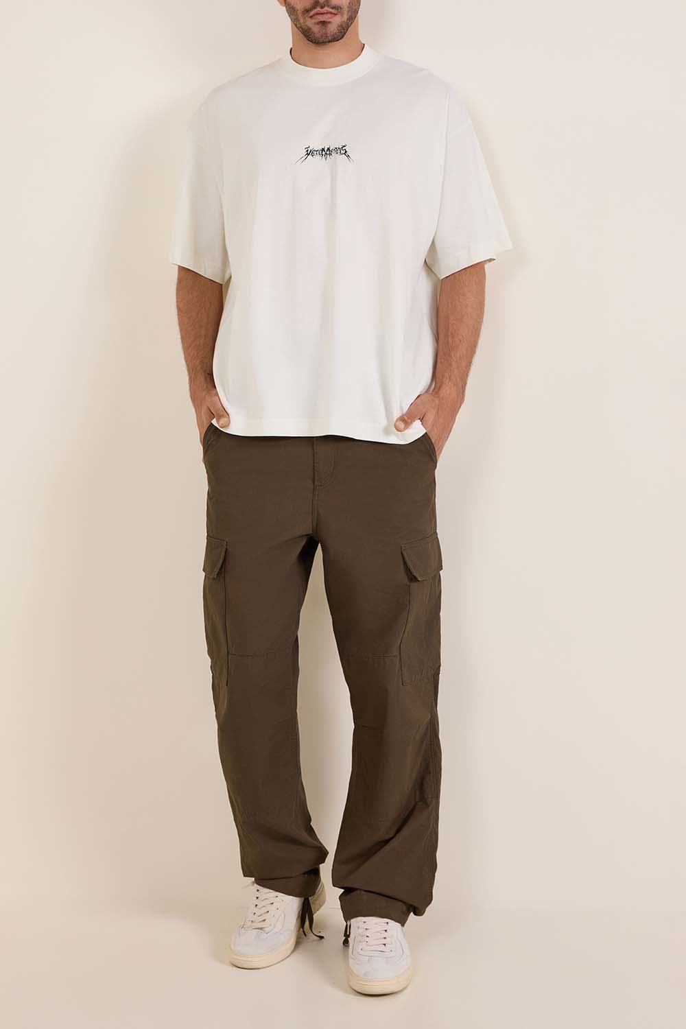 תמונת כל הלוק של חולצת טי